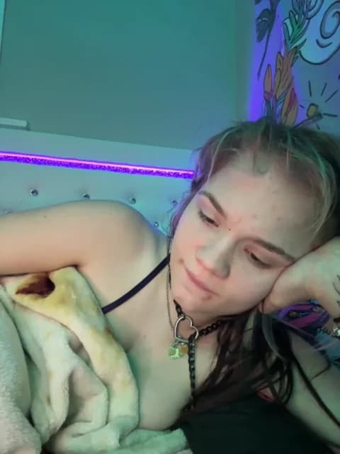 Cutiepiespanks Cam Archive - March 6, 2026 06:08 (35min)